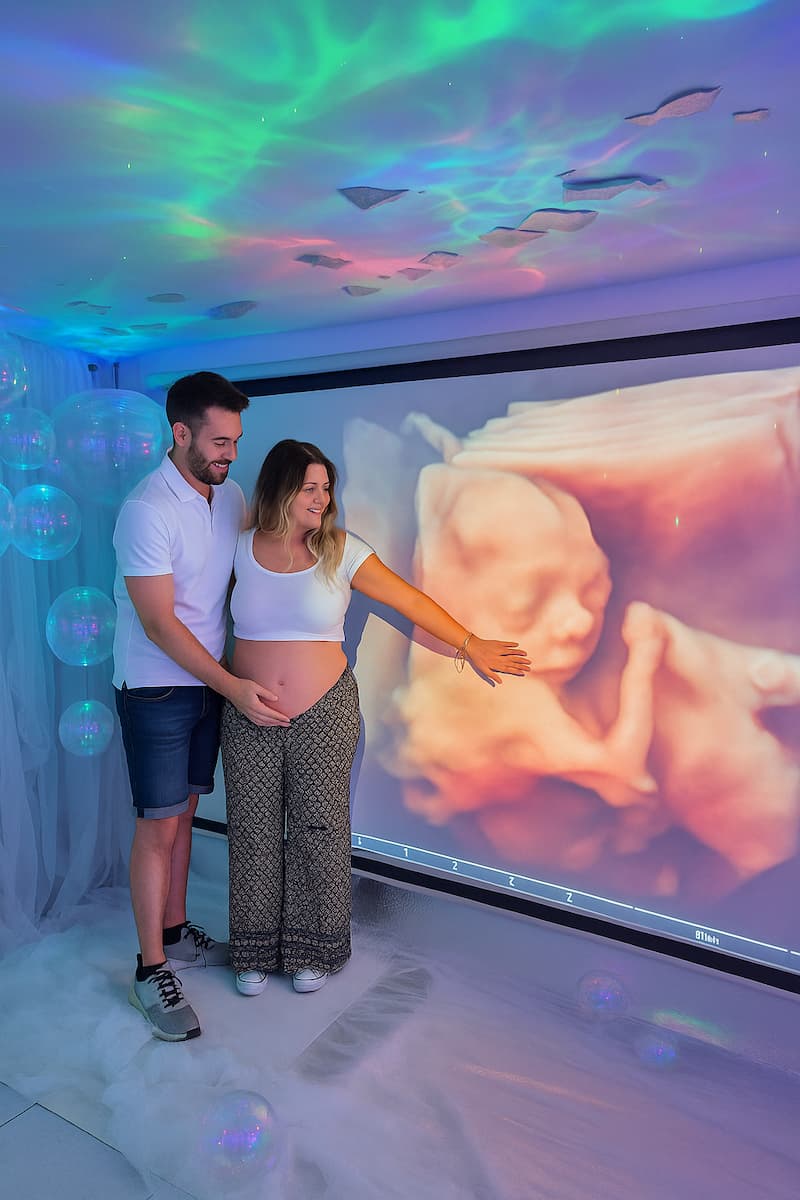 pareja mirando imagen gigante de su bebe